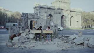 La Puerta de Alcalá se convierte en una escuela siria derruida [upl. by Aicilic780]