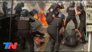 CAOS EN EL CONGRESO  El momento en que un manifestante le lanza una bomba molotov a un policía [upl. by Elwyn]