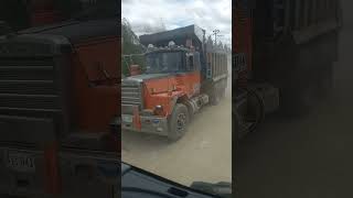 Una volqueta vieja y bien cuidada hace más que una modelo nueva camioneros MACK [upl. by Barden643]