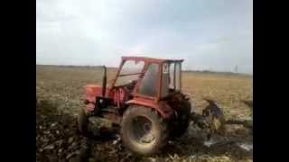 Tractor U 445 si plug revesibil Ventzky Toamna 2013 [upl. by Fleisig717]