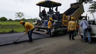 PROCESO CONSTRUCTIVO Y MAQUINARIA PARA APLICAR UNA CARPETA ASFALTICA EN CALIENTE [upl. by Charin]