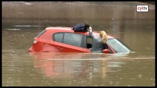 Una mujer escapa del agua en Sagunto encaramándose a su propio coche [upl. by Jan]