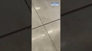 „Miroase ca în grajd” Cozi interminabile și mizerie în Aeroport Afară e soare înăuntru plouă [upl. by Wootan193]