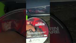 Putting a disc into the PS5 ps5 sonyplaystation playstation callofduty callofdutymodernwarfare3 [upl. by Jennine]