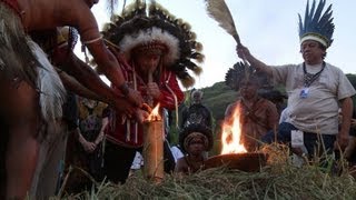 Les Indiens allument un quotfeu sacréquot pour Rio20 [upl. by Avra379]