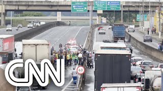 Bolsonaristas tentam bloquear acesso ao aeroporto de Viracopos em Campinas  CNN PRIME TIME [upl. by Giustino]