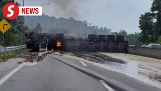 Tanker lorry overturns on KLKarak Highway driver dies [upl. by Alford]