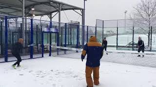 Jouer au padel sous la neige  POSSIBLE  Padel 4U2 Gent [upl. by Annoeik]