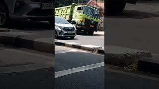 Truk terperosok di Jalan Pondok Pinang Raya depan mie ayam siang hari arus lalin terpantau lancar [upl. by Ennobe]