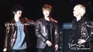 ENG Eunhyuk hitting Donghae  Arent they cute amp Hae using his accent  EunHae [upl. by Nnyliram]