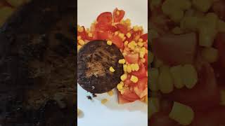 Hamburger vegetale con contorno 😋 😋 😋 🍅 pomodori e mais shortsvideo vegan [upl. by Bravar]