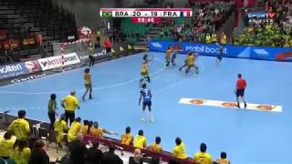 Handebol feminino brasileiro vence com gol do meio da quadra [upl. by Ahtabat]