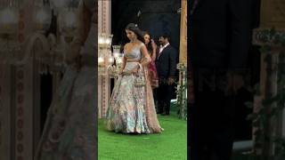 Shah Rukh Khan family Ambani wedding anniversary 🤔srk shortvideo shorts love [upl. by Nye910]