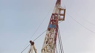 drilling rig mast Rising oilfield well completion drill pipe casing tubing oil and gas petroleum eng [upl. by Eycal125]