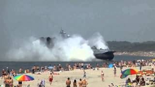 Un monstre militaire sur la plage bondée [upl. by Dewey517]