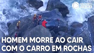 Homem morre ao cair com o carro em rochas da Praia de Grumari [upl. by Alexei]