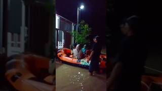 efakuasi warga dari banjir perumahan pondok permata Cileungsi PPC Bojong bogor [upl. by Ramonda222]