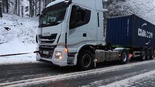 Schneechaos auf der L565 zwischen dem Seelbacher Weiher und Heisberg  Pkw zieht Lkw [upl. by Noreen295]