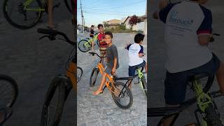 O menorzin achou o guidom de moto para colocar na sua bike montadinha 🚲 grau bike irmãosmedeiros [upl. by Enylecoj]