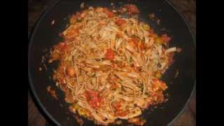 Pasta saus met tomaten en tonijn [upl. by Annoj]