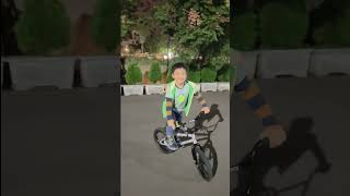 小學二年級。￼小男孩的滑胎。玩耍。16吋。BMX [upl. by Cottrell]