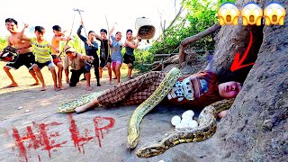 Scary Video 7 brave Hunters confront ferocious two giant python laying eggs to save the girl [upl. by Yeldarb585]