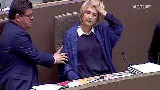 Hilde Crevits wordt onwel in Vlaams Parlement [upl. by Quin878]