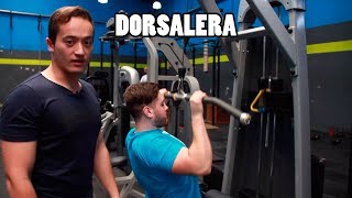 ¡CÓMO HACER EL JALÓN AL PECHO PARA TENER DORSALES ENORMES [upl. by Sirromad397]