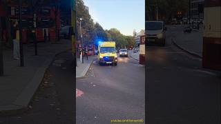 Krankenwagen mit Blaulichteinsatz in London [upl. by Eimak]