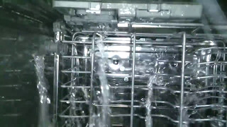 Kamera w środku zmywarki podczas pracy The camera in the middle of the dishwasher during operation [upl. by Dreddy]