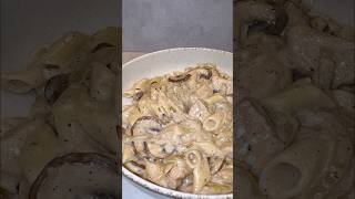 Pasta met kip en champignons  tavuklu makarna [upl. by Sinai285]