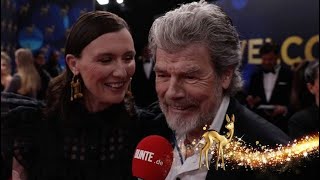 Reinhold Messner Mitten im Interview küsst ihn seine Frau Diane [upl. by Elisabet131]