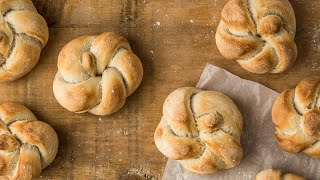 Backen mit Christina Knopfsemmeln [upl. by Mari981]