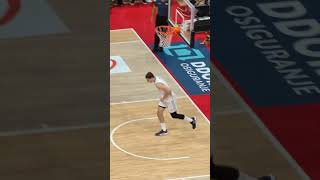 Srbi u akciji Marko Guduric nabacuje zakucavanje Nikoli Jovicu srbija serbia basketball [upl. by Leksehc]