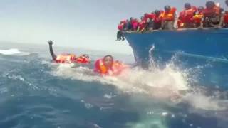 Mittelmeer So dramatisch rettet die Küstenwache Flüchtlinge aus Seenot [upl. by Zackariah]