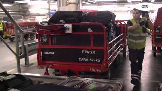 Vacuum Tube Lifter JumboFlex for ergonomic baggage handling at airports  40 kg  Schmalz [upl. by Annoyt]