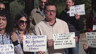 Proteste per lapertura centro per migranti [upl. by Neehahs]