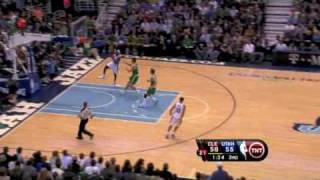 Delonte West finds LeBron James for the jam [upl. by Cud]