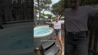 Domek z prywatnym jacuzzi i widokiem na morze dla 8 osób na kempingu Les Tournels we Francji [upl. by Husha]