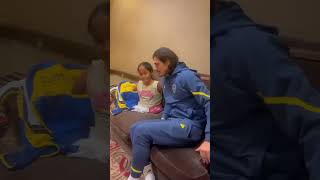 🥺EMOCIONANTE GRAN GESTO DE CAVANI CON UNA NIÑA futbol shorts boca [upl. by Ahsietal624]