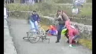 Cyclist pushes another cyclist and gets thrown to river [upl. by Airekal]