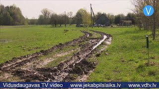 Vīpes pagastā autoceļa vietā iedzīvotājiem jāpārvietojas pa izbraukātu pļavu [upl. by Enialedam]