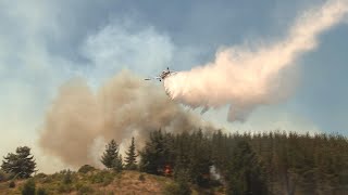 Bomberos atraviesan fuego en Quillón para rescatar a compañeros [upl. by Otila402]