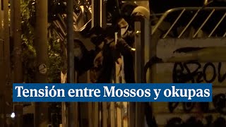 Tensión entre Mossos y okupas en el barrio barcelonés de Bonanova [upl. by Kimmie]