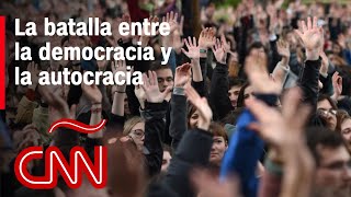 ¿Cómo puede la democracia ganar la batalla a la autocracia [upl. by Yenohtna488]