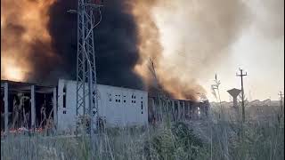 Vasto incendio in zona Bellavista a Taranto in fiamme un deposito  video 6 [upl. by Nahor826]