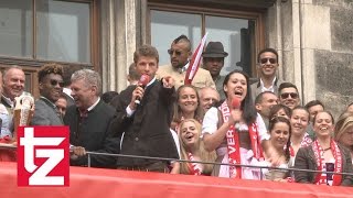 FC Bayern Meisterfeier 2016 quotHumbaquot mit Thomas Müller  Rathausbalkon Marienplatz [upl. by Carder]