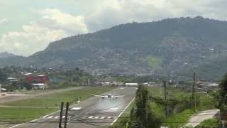 Landings and take off from Tegucigalpa Toncontin HONDURAS [upl. by Mik]