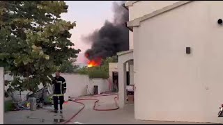 Feu dun entrepôt à Biguglia  les pompiers à pied doeuvre pour protéger les habitations ale [upl. by Kerwon]