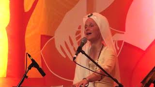 The Angels Are Listening Snatam Kaur Sings Suṉiai with Ajeet Kaur at Sat Nam Fest [upl. by Ozmo]